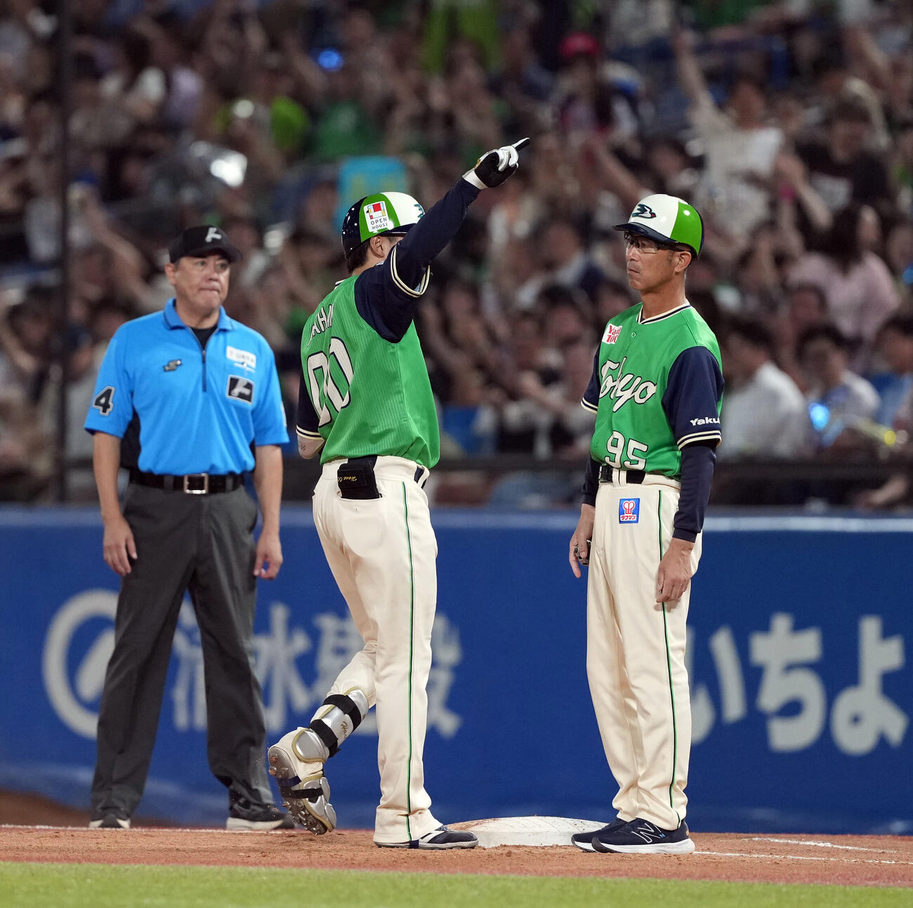 ヤクルト対巨人　6回裏ヤクルト2死一、二塁、先制の適時打を放った赤羽由紘（撮影・たえ見朱実）