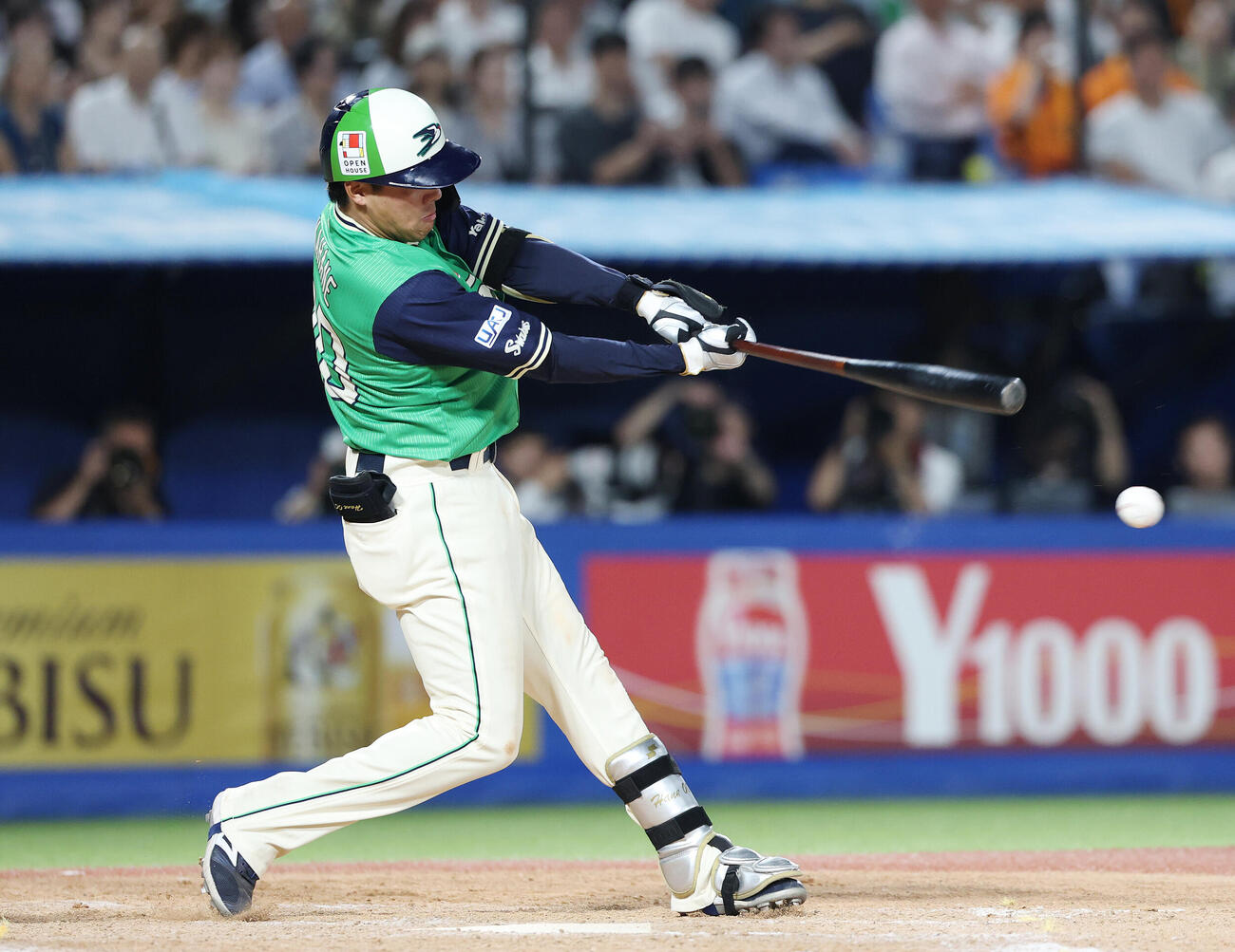 ヤクルト対巨人　7回裏ヤクルト2死一、二塁、適時打を放つ赤羽由紘（撮影・宮地輝）
