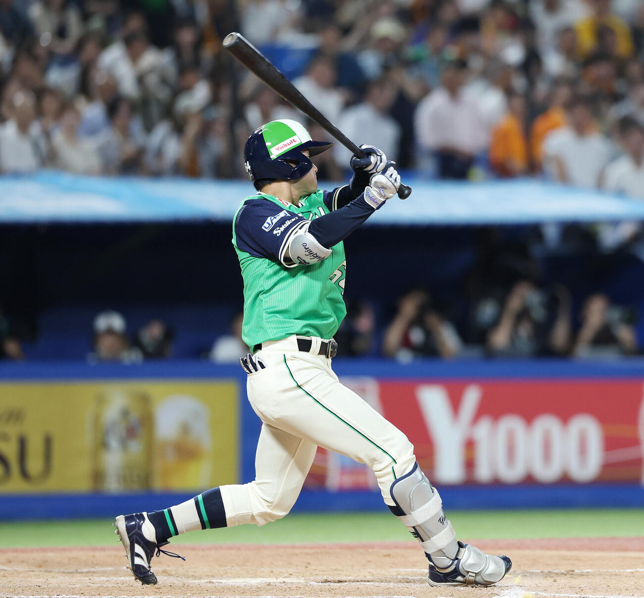 ヤクルト対巨人　7回裏ヤクルト無死、三塁打を放つ岩田幸宏（撮影・宮地輝）