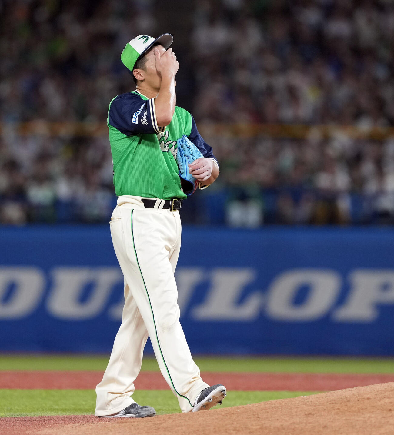 ヤクルト対巨人　7回表に同点とされ、顔を覆うヤクルトの先発山野太一（撮影・たえ見朱実）