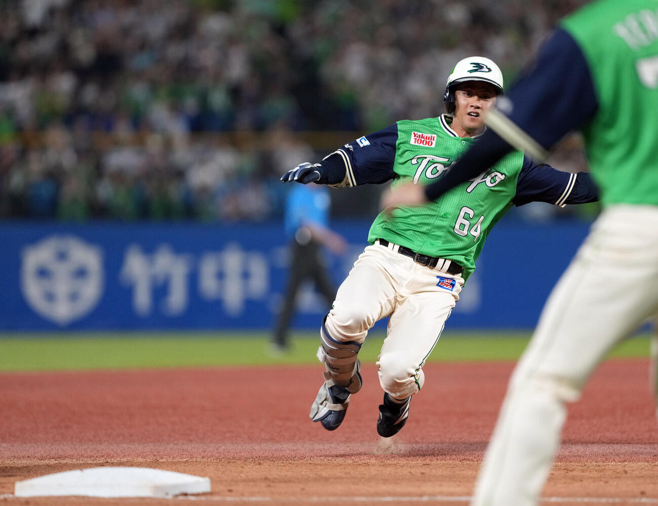 ヤクルト対巨人　7回裏ヤクルト無死、三塁打を放った岩田幸宏（撮影・たえ見朱実）