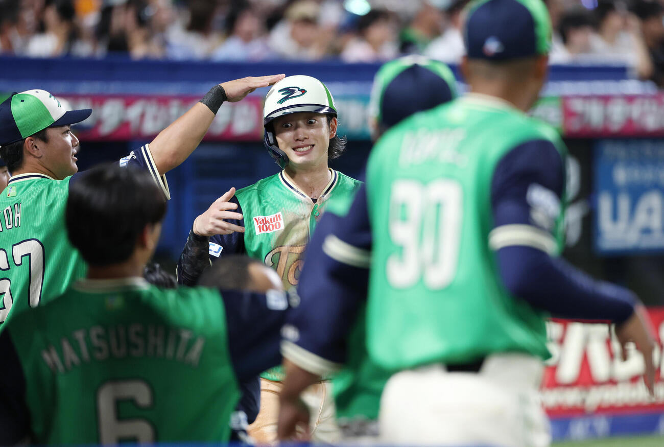 ヤクルト対巨人　6回裏ヤクルト2死一、二塁、赤羽由紘の先制適時打で生還しチームメートと喜ぶ長岡秀樹（撮影・宮地輝）