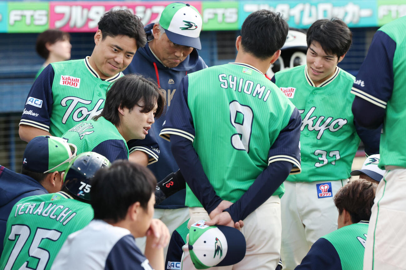 ヤクルト対巨人　試合前、円陣で声をかけるヤクルト長岡秀樹（中央左）（撮影・宮地輝）