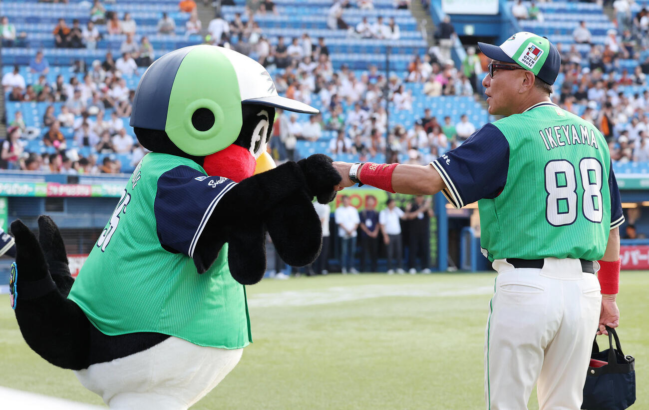 ヤクルト対巨人　試合前、タッチを交わすつば九郎（左）とヤクルト池山隆寛監督（撮影・宮地輝）