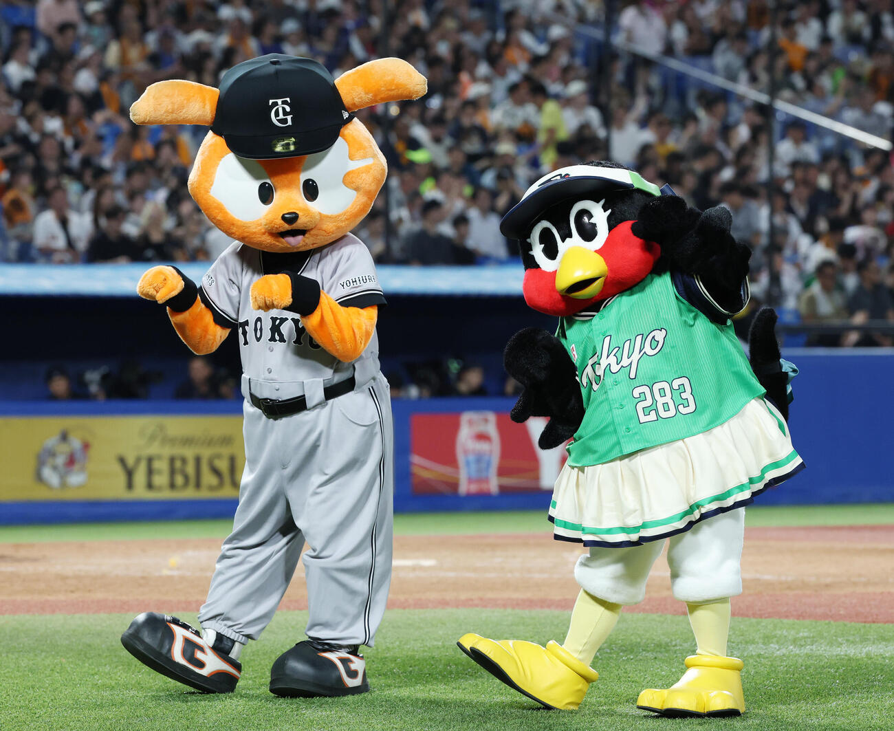 ヤクルト対巨人　ダンスするジャビット（左）とつばみ（撮影・宮地輝）