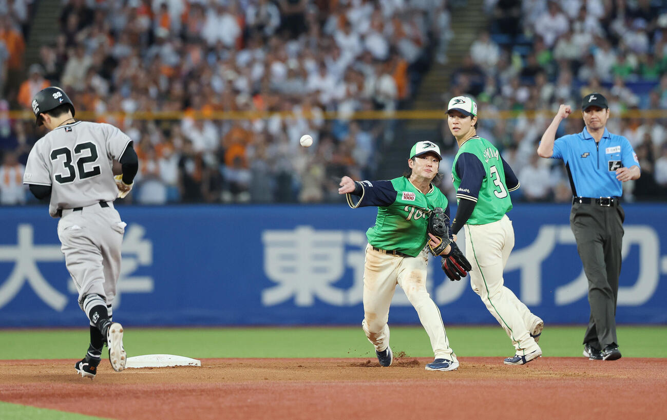 ヤクルト対巨人　4回表巨人無死一塁、トレイ・キャベッジを併殺打に仕留めた長岡秀樹（中央）と内山壮真（同右）（撮影・宮地輝）