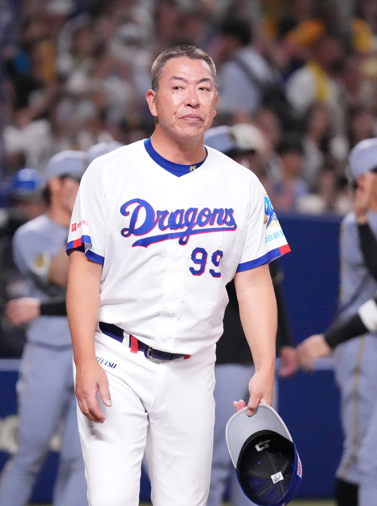 中日対阪神　試合終了、井上一樹監督はスタンドの観客にあいさつをする（撮影・森本幸一）