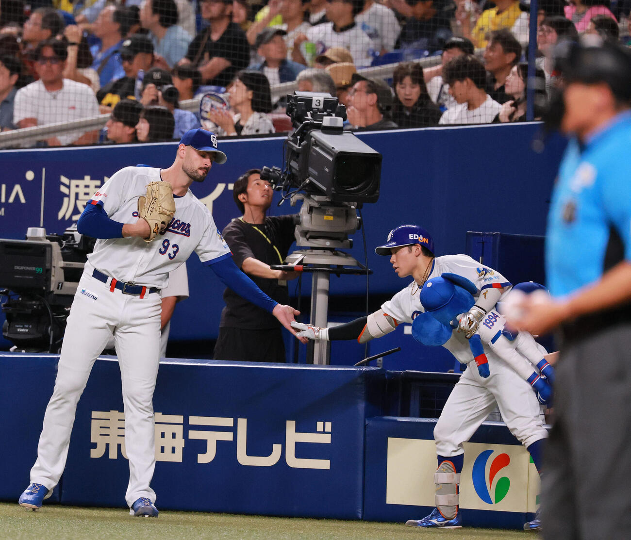 中日対阪神　4回裏中日2死、村松開人（右）はソロ本塁打を放ちカイル・マラーとタッチをかわす（撮影・上山淳一）