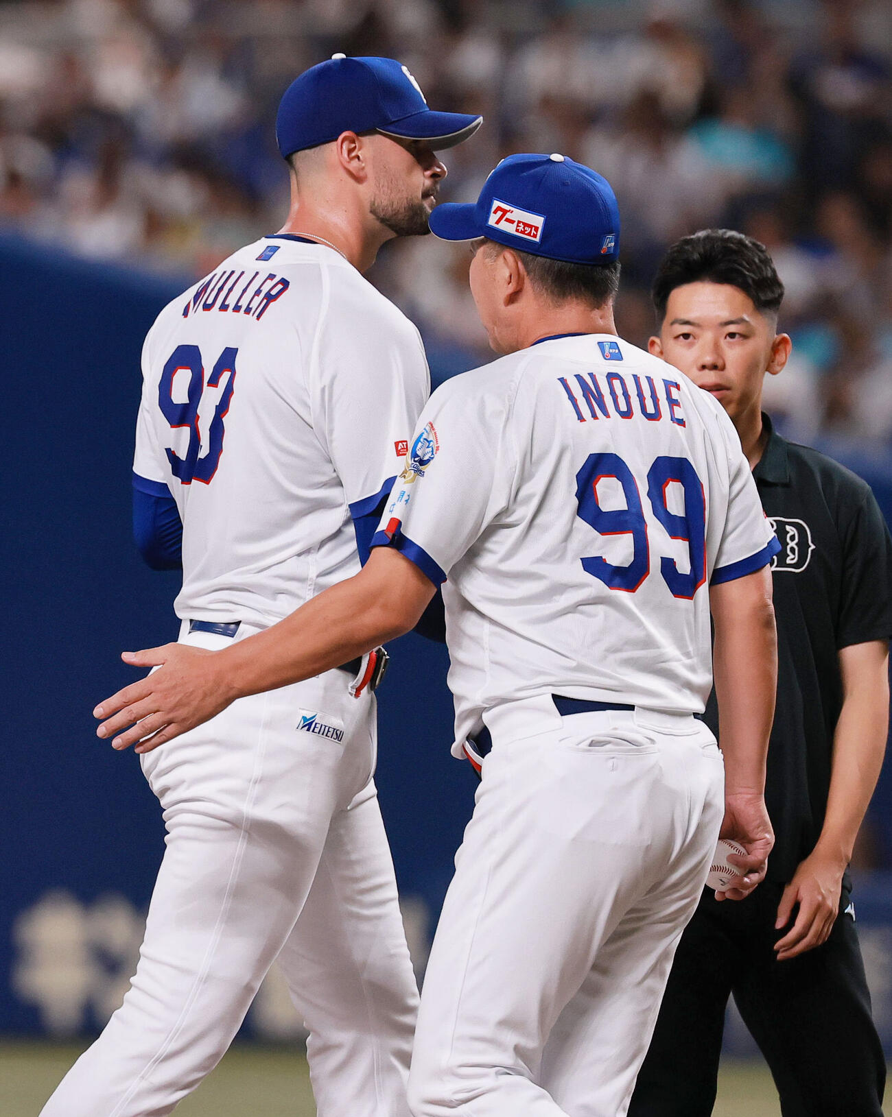 中日対阪神　8回表阪神1死一、二塁、佐藤輝明に3点本塁打を浴びたカイル・マラー（左）を交代させる井上一樹監督（撮影・上山淳一）