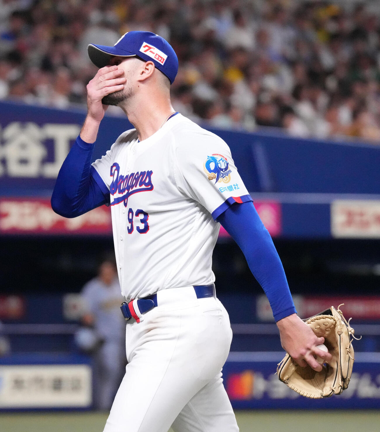 中日対阪神　8回表阪神1死、中日先発のカイル・マラーはマウンドを降りる（撮影・森本幸一）