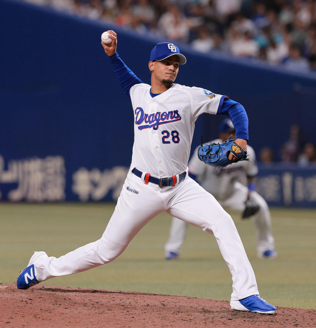 中日対阪神　8回途中、カイル・マラーに代わってアルバート・アブレイユが登板する（撮影・上山淳一）