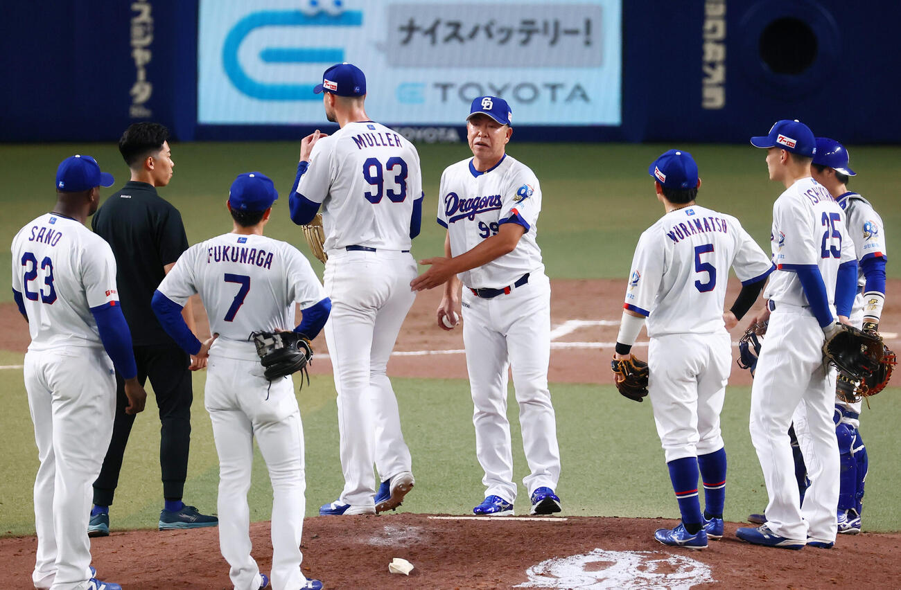 中日対阪神　8回表阪神1死、打者大山悠輔を迎えカイル・マラー（左）に降板を告げる井上一樹監督（撮影・加藤哉）