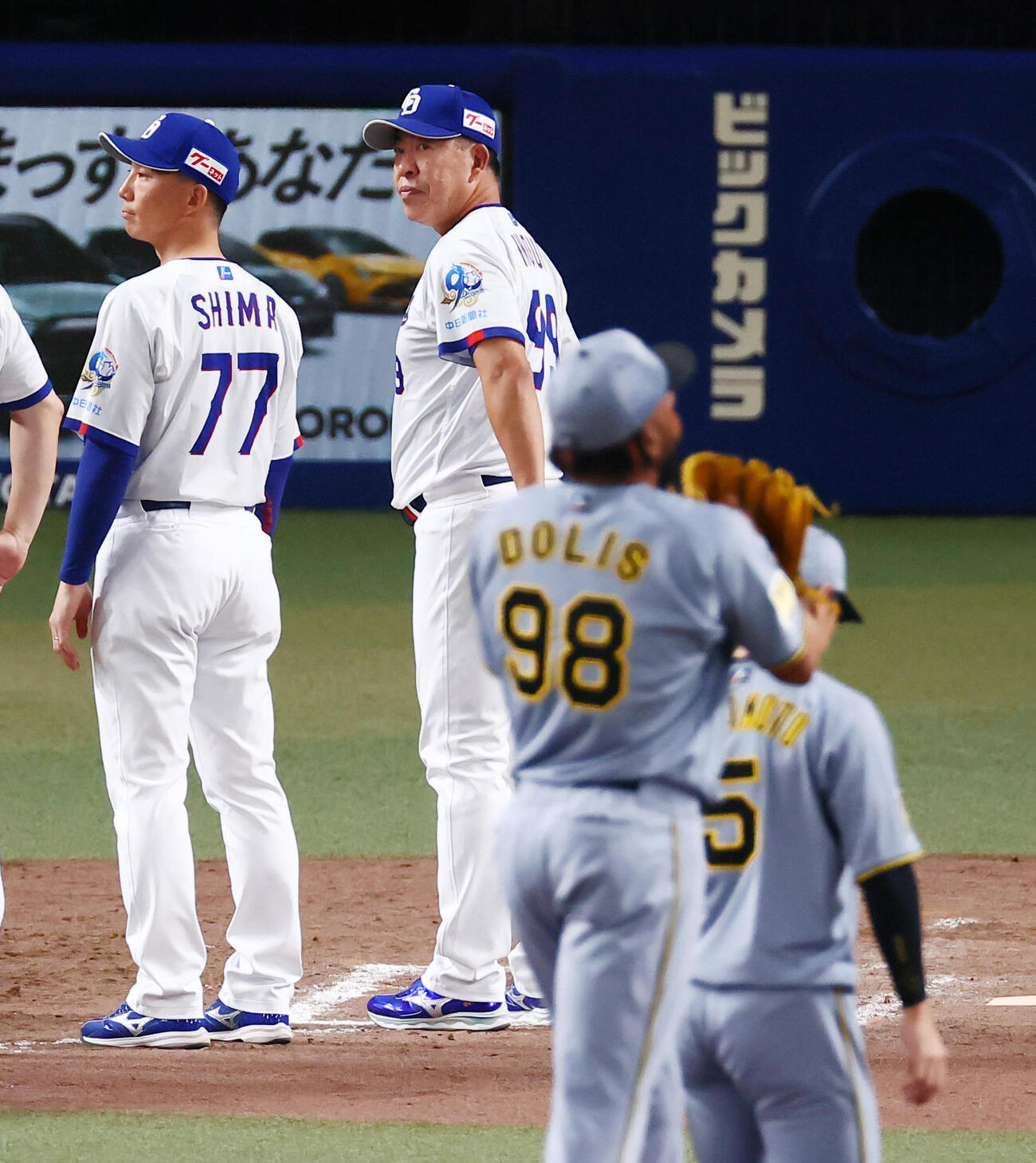 中日対阪神　阪神に敗れスタンドへあいさつするためグラウンドに出る中日井上一樹監督（撮影・加藤哉）