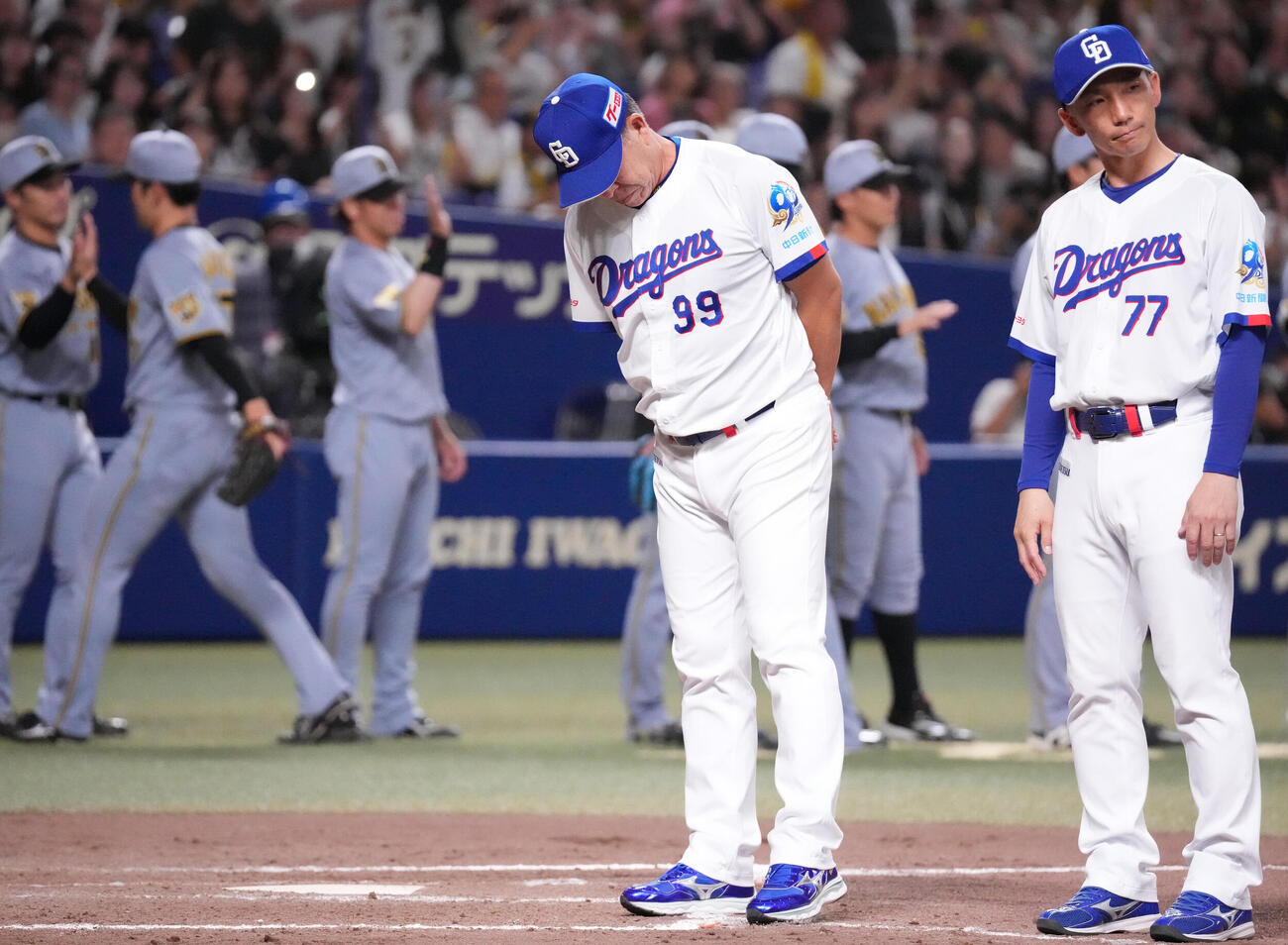 中日対阪神　試合終了、井上一樹監督（手前・左）はスタンドの観客にあいさつをする（撮影・森本幸一）
