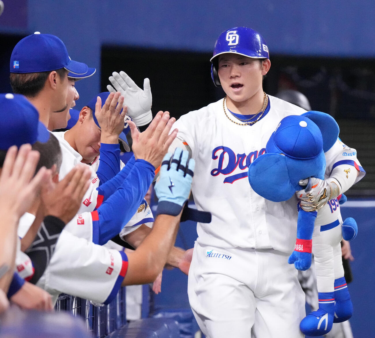 中日対阪神　4回裏中日2死、村松開人（右）は本塁打を放ちナインとタッチを交わす（撮影・森本幸一）