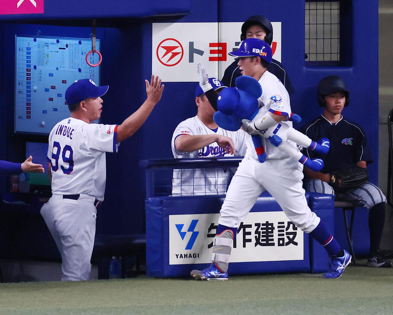 中日対阪神　4回裏中日2死、村松開人は右中間越えソロ本塁打を放ちベンチの井上一樹監督（左）とタッチする（撮影・加藤哉）