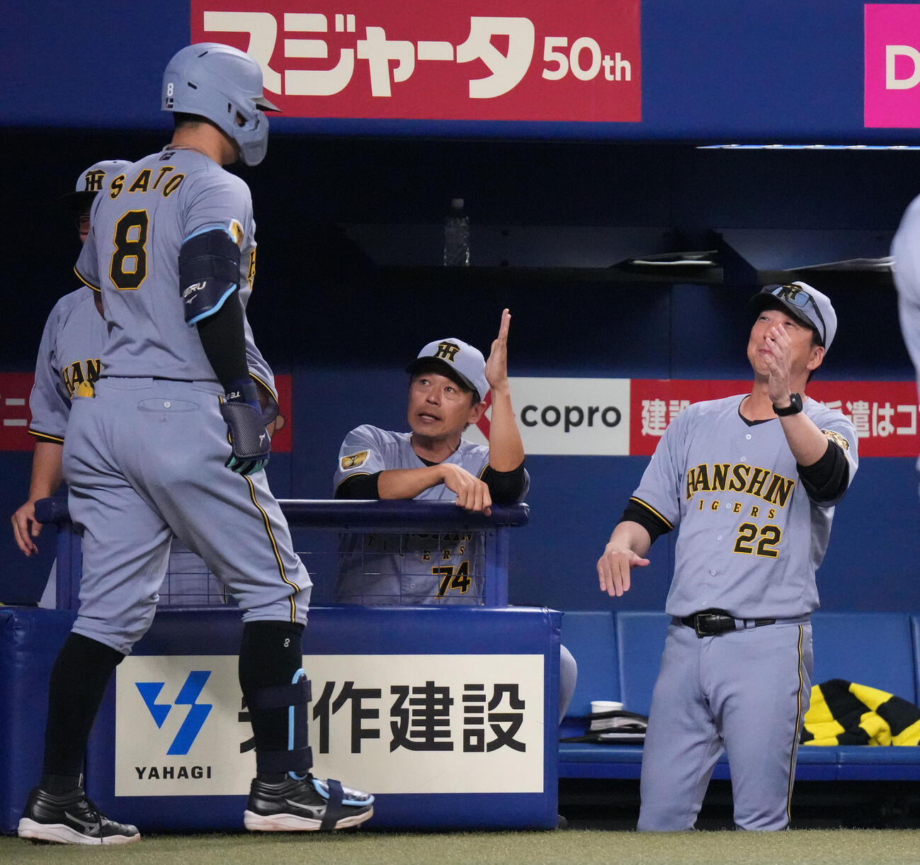 中日対阪神　8回表阪神1死一、二塁、藤川球児監督（右）は3点本塁打を放った佐藤輝明を迎える（撮影・森本幸一）