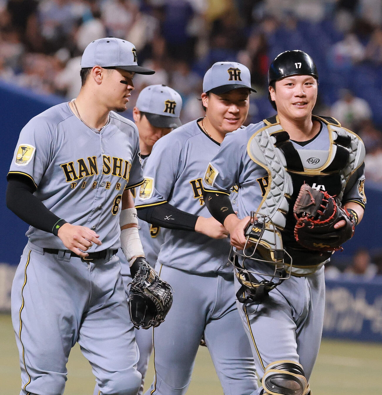 中日対阪神　中日に勝利し、笑顔で引き揚げる、左から佐藤輝明、大山悠輔、伏見寅威（撮影・上山淳一）