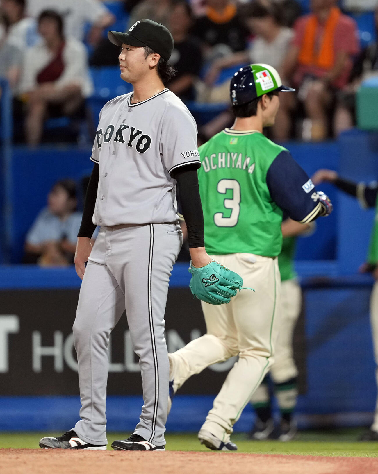 ヤクルト対巨人　7回裏ヤクルト2死一、二塁、赤羽由紘の左前適時打で5－3とされる船迫大雅（撮影・たえ見朱実）