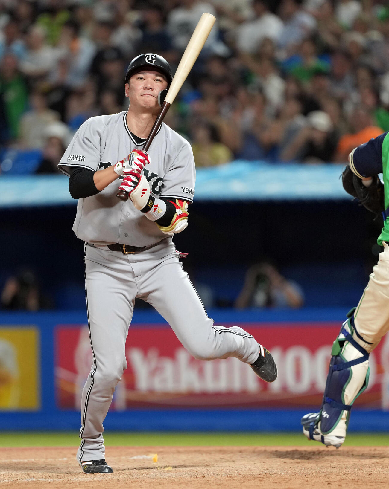 ヤクルト対巨人　9回表巨人無死、空振り三振に倒れる坂本勇人（撮影・たえ見朱実）