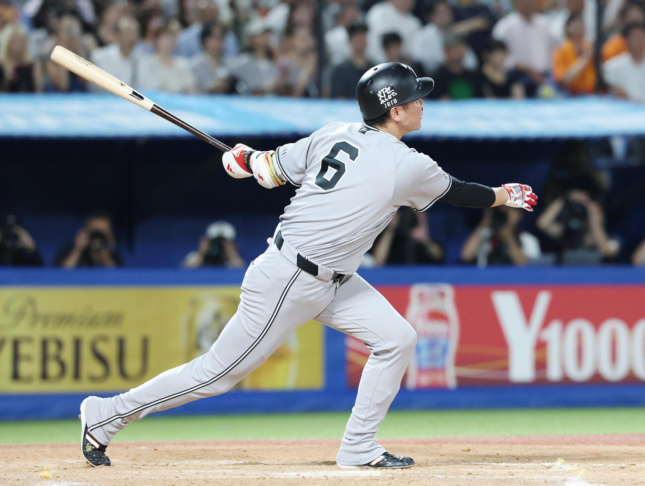 ヤクルト対巨人　7回表巨人1死二、三塁、3点本塁打を放つ代打坂本勇人（撮影・宮地輝）