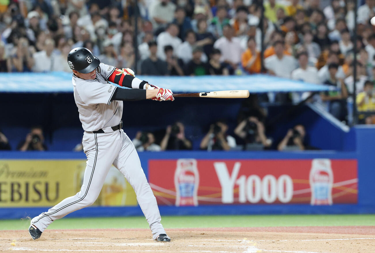 ヤクルト対巨人　7回表巨人1死二、三塁、3点本塁打を放つ代打坂本勇人（撮影・宮地輝）