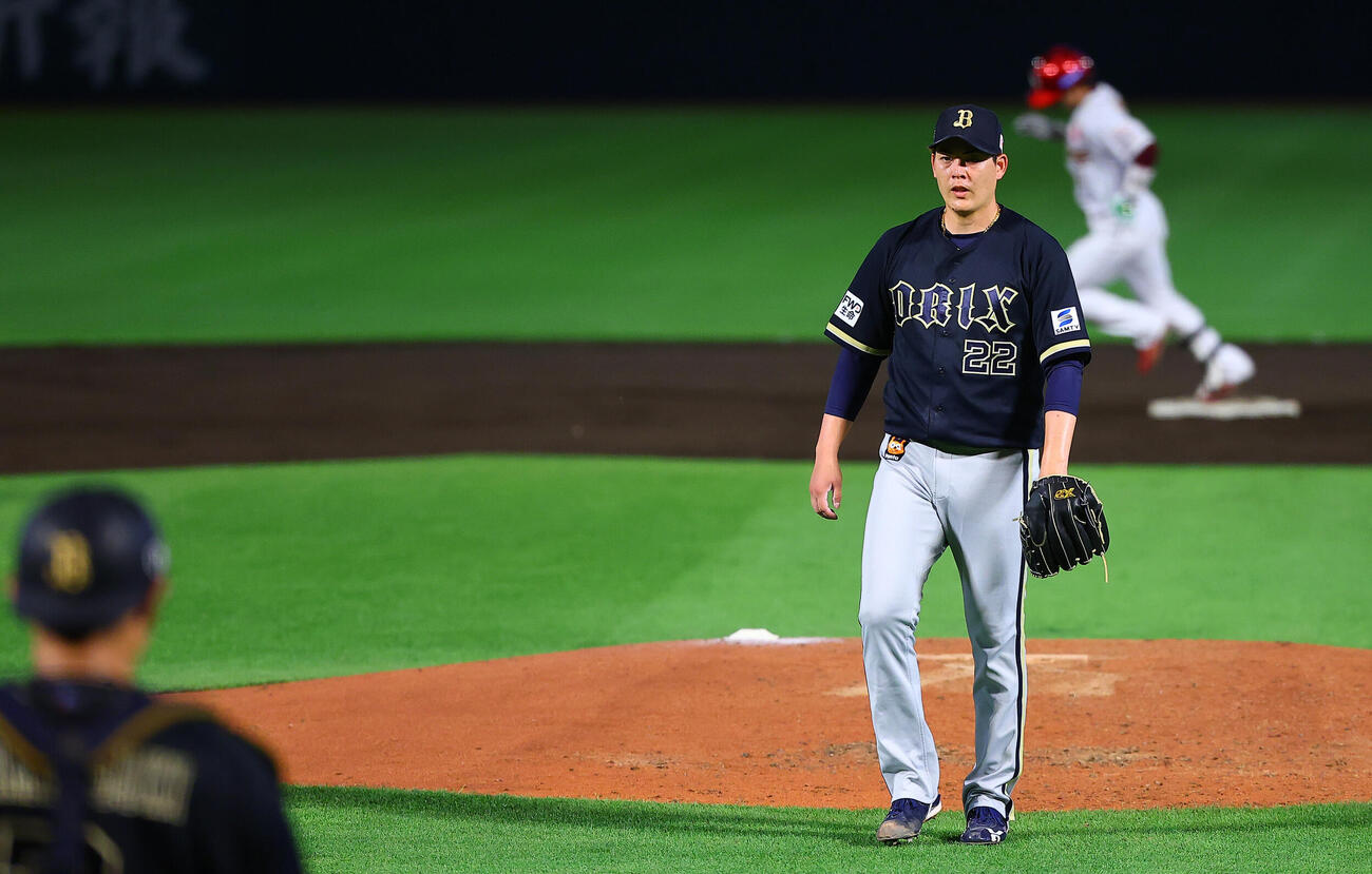 楽天対オリックス　5回裏楽天2死、宗山塁に本塁打を許す九里亜蓮（撮影・野上伸悟）
