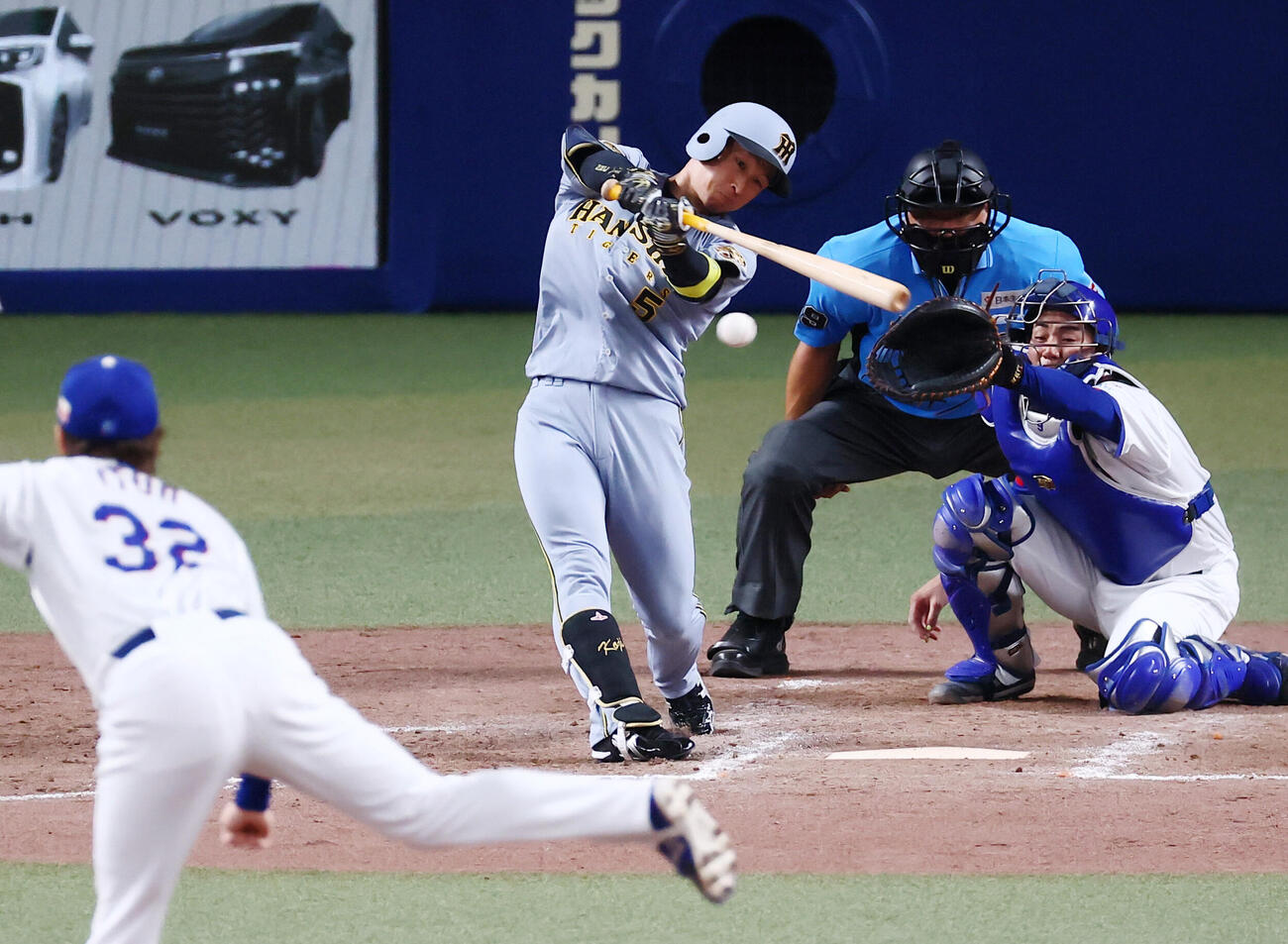 中日対阪神　9回表阪神1死一塁、右前打を放つ近本光司。投手伊藤茉央（撮影・加藤哉）