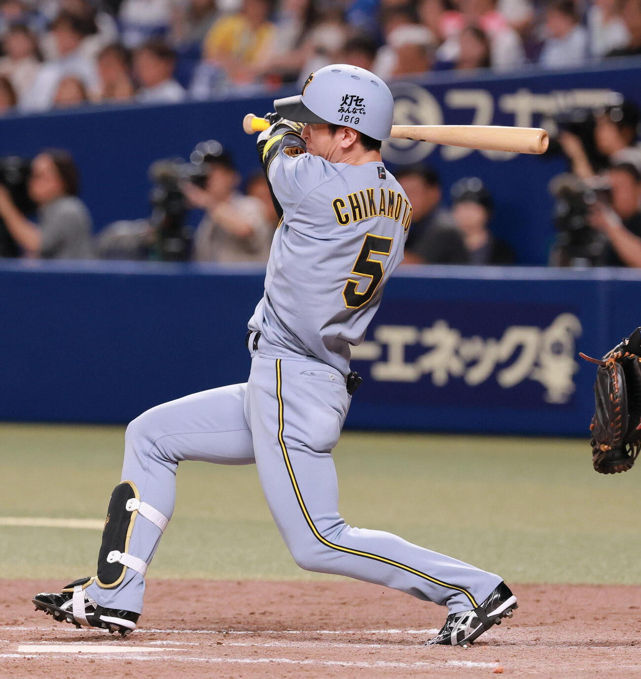 中日対阪神　9回表阪神1死一塁、近本光司は安打を放つ（撮影・上山淳一）