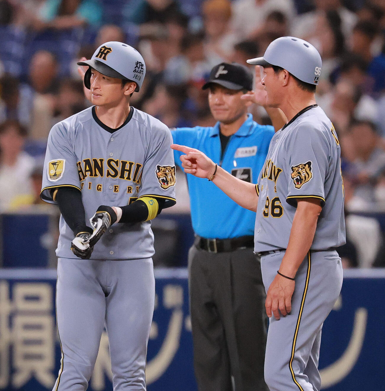 中日対阪神　9回表阪神1死一塁、近本光司（左）は安打を放つ（撮影・上山淳一）