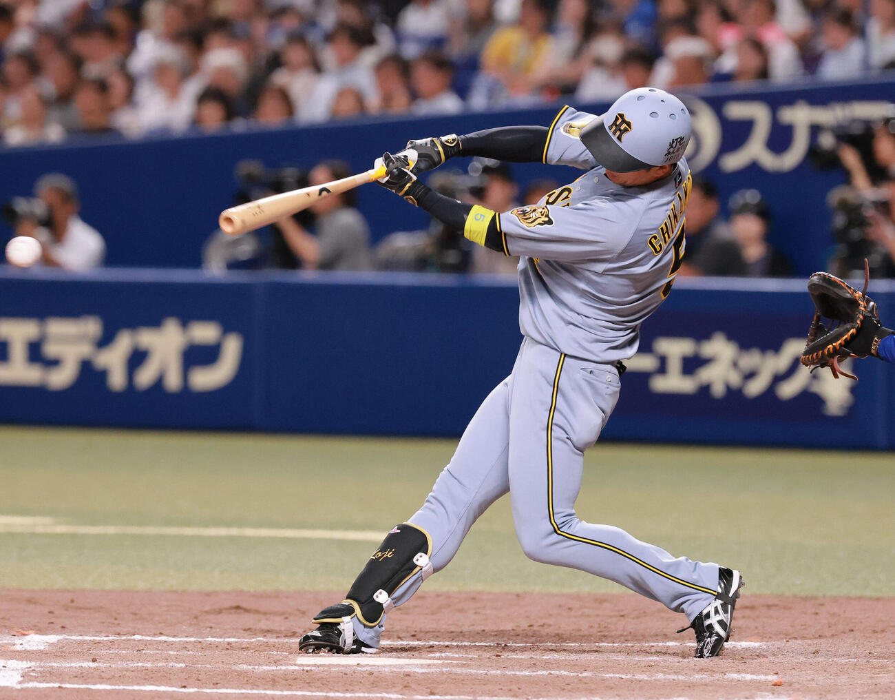 中日対阪神　9回表阪神1死一塁、近本光司は安打を放つ（撮影・上山淳一）
