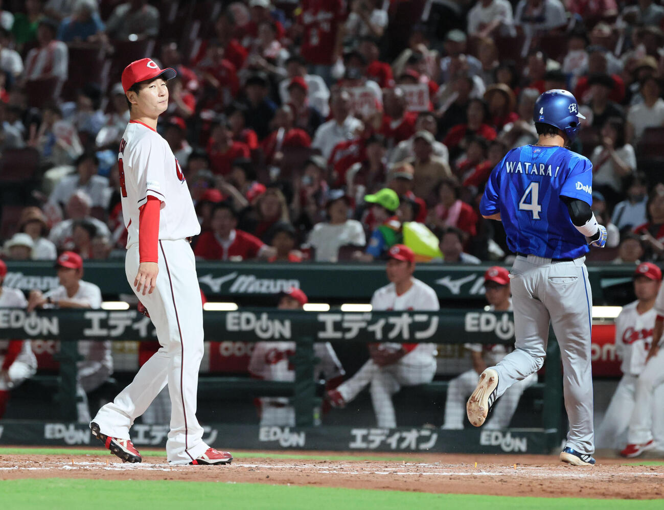 広島対DeNA 5回表DeNA1死満塁、打者ヘラル・エンカーナシオンの時、島内颯太郎のワイルドピッチで同点（（撮影・加藤孝規）
