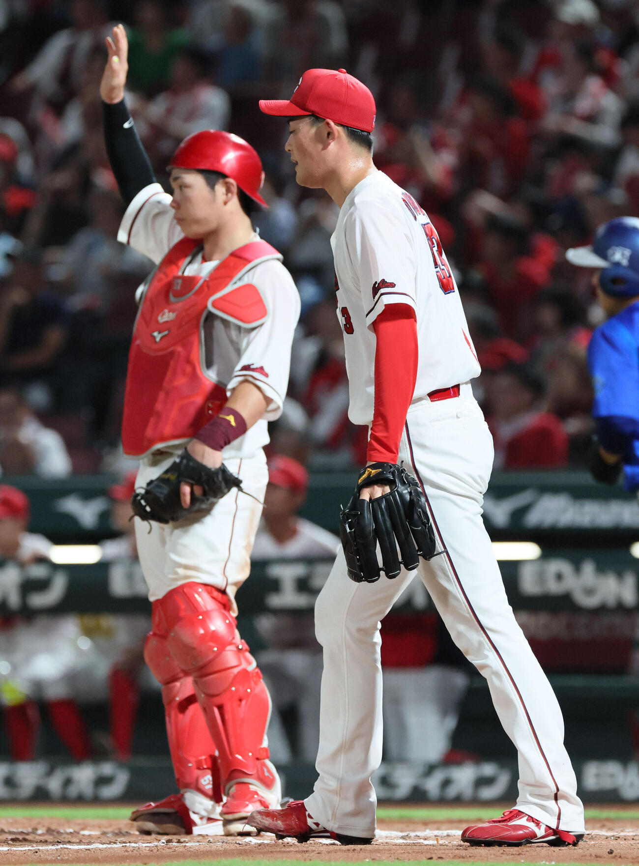 広島対DeNA 5回表DeNA無死二、三塁、代打の度会隆輝に左適時打を浴びた岡本。左は持丸泰輝（（撮影・加藤孝規）