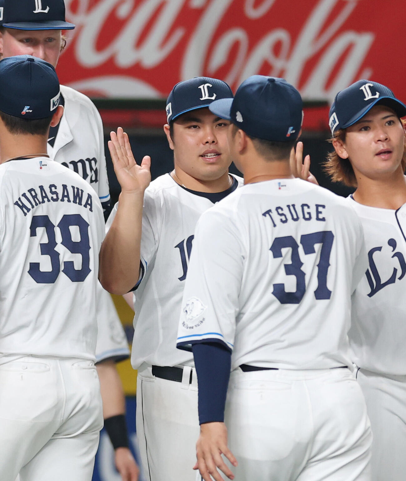 西武対ロッテ　勝利しナインとタッチを交わす平良海馬（撮影・増田悦実）
