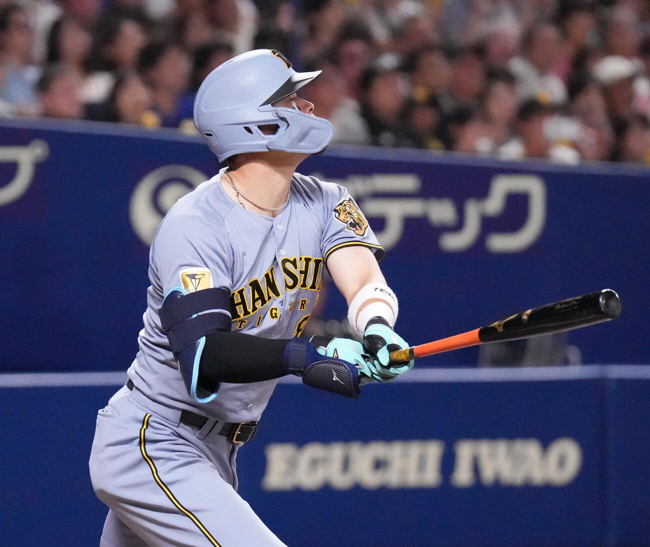 中日対阪神　8回表阪神1死一、二塁、3点本塁打を放つ佐藤輝明（撮影・森本幸一）