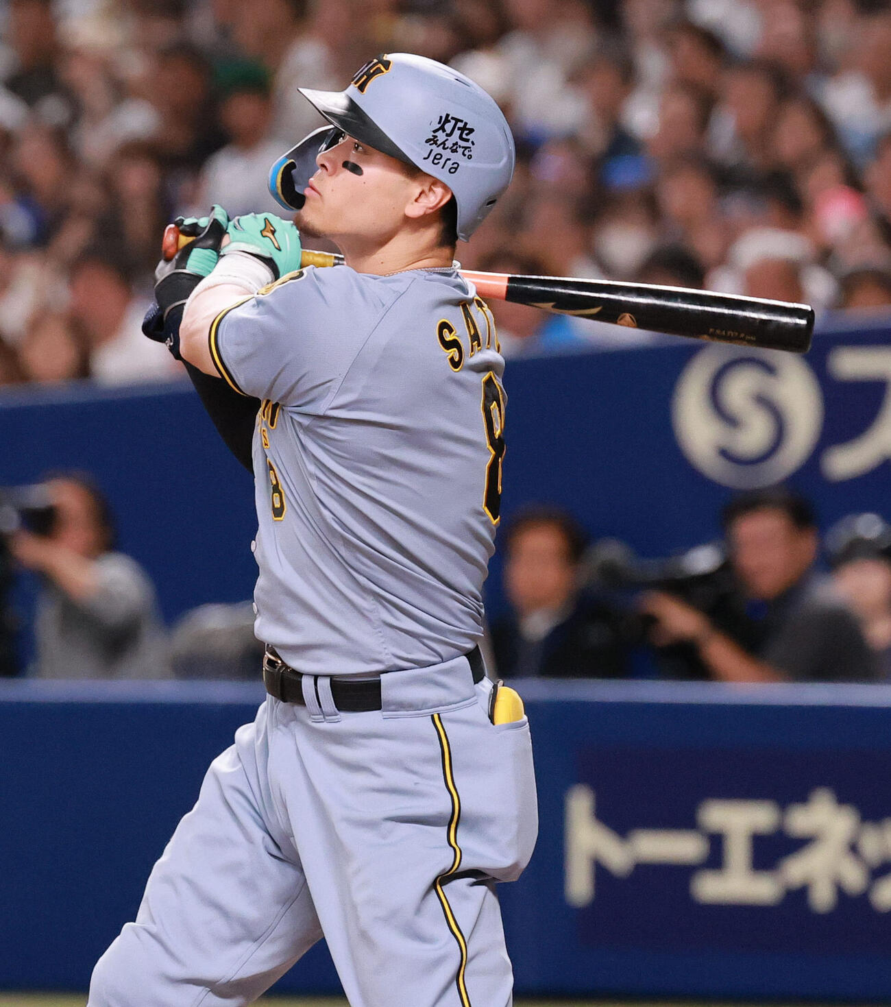 中日対阪神　8回表阪神1死一、二塁、佐藤輝明は3点本塁打を放つ（撮影・上山淳一）