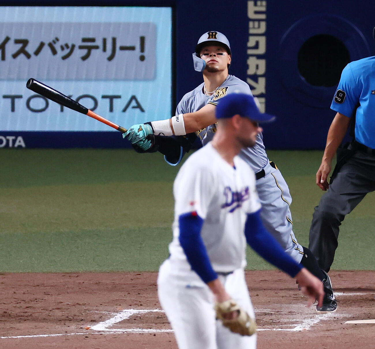 中日対阪神　8回表阪神1死一、二塁、佐藤輝明は中越え3点本塁打を放つ。投手カイル・マラー（撮影・加藤哉）