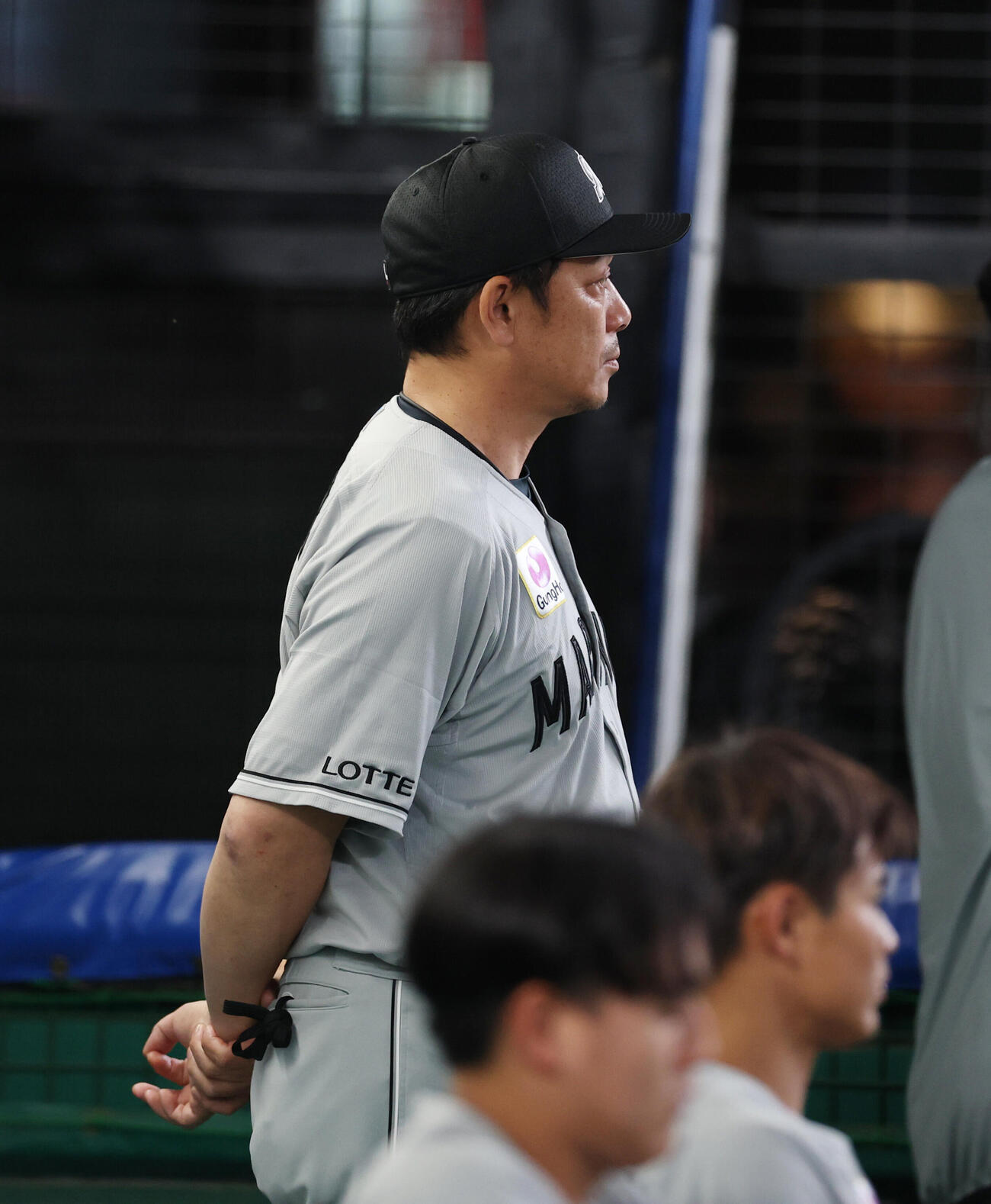 西武対ロッテ　戦況を見守るロッテサブロー監督（撮影・増田悦実）