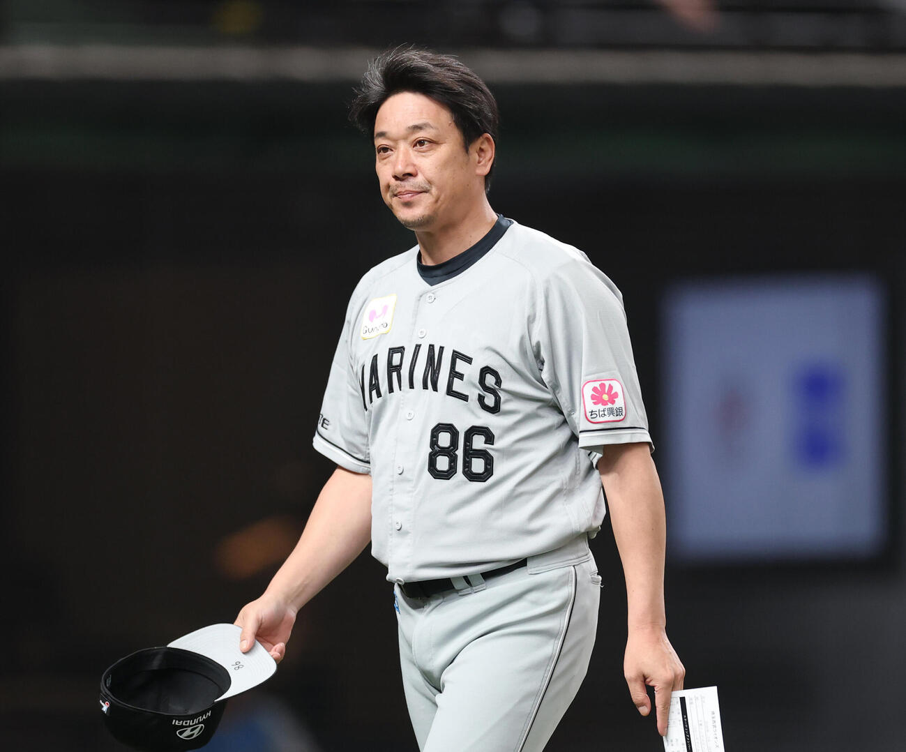 西武対ロッテ　メンバー表交換を行いベンチに戻るロッテサブロー監督（撮影・増田悦実）