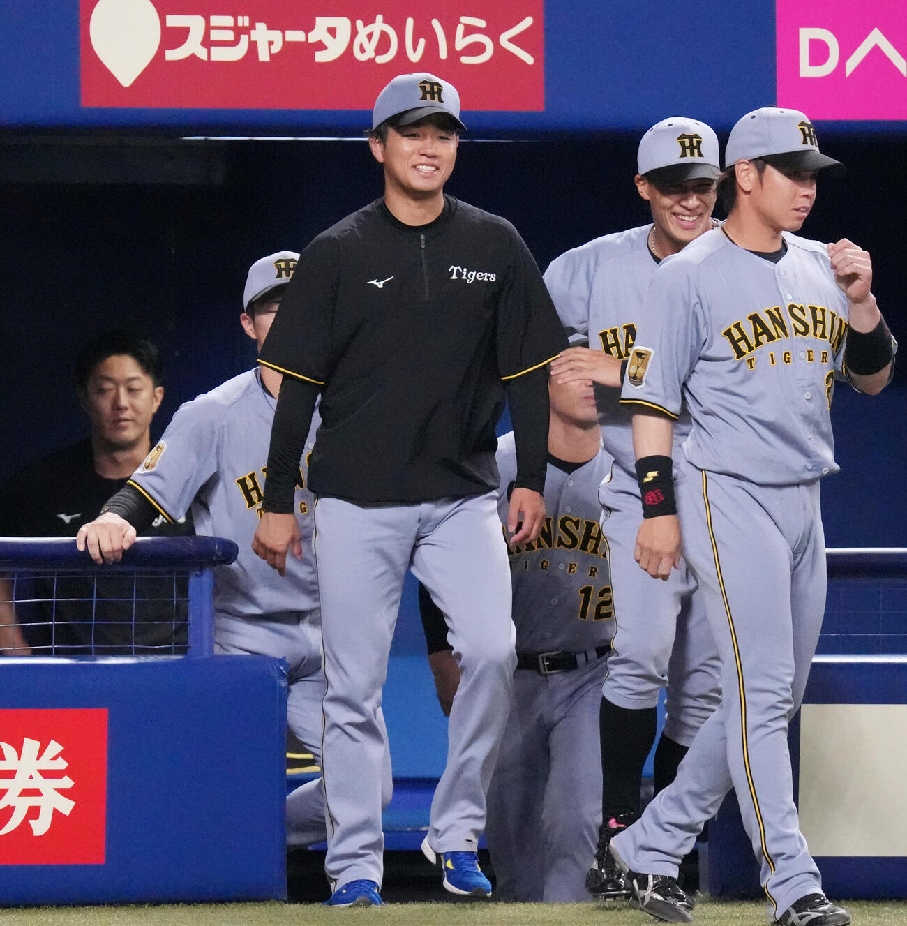 中日対阪神　試合終了、高橋遥人（中央）は明るい表情でナインを迎える（撮影・森本幸一）