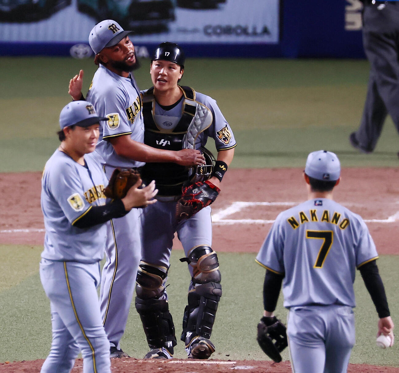 中日対阪神　中日に勝利しラファエル・ドリス（左）と抱き合う捕手伏見寅威（撮影・加藤哉）