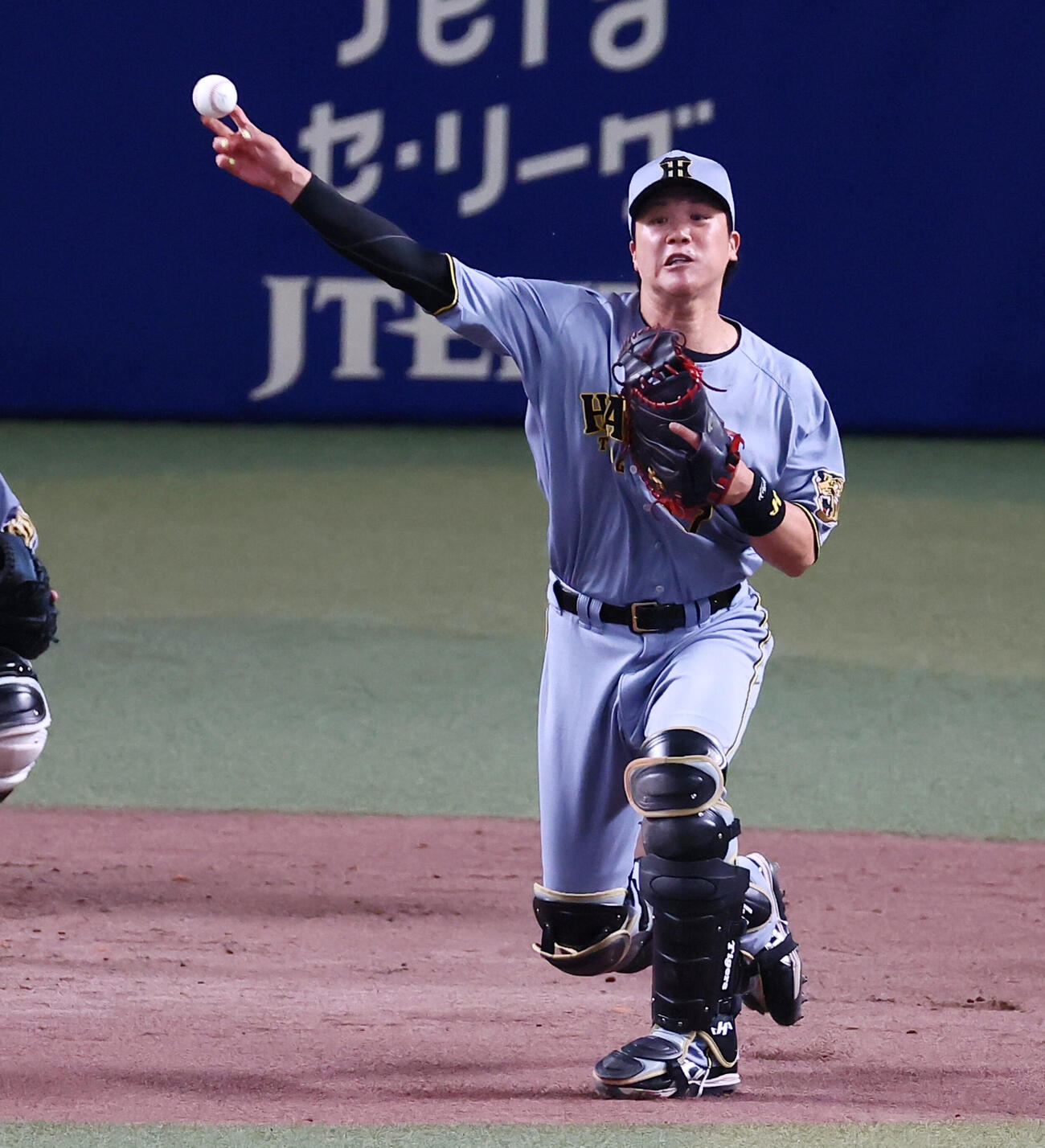 中日対阪神　　シートノックで二塁へ送球する阪神伏見寅威（撮影・加藤哉）?