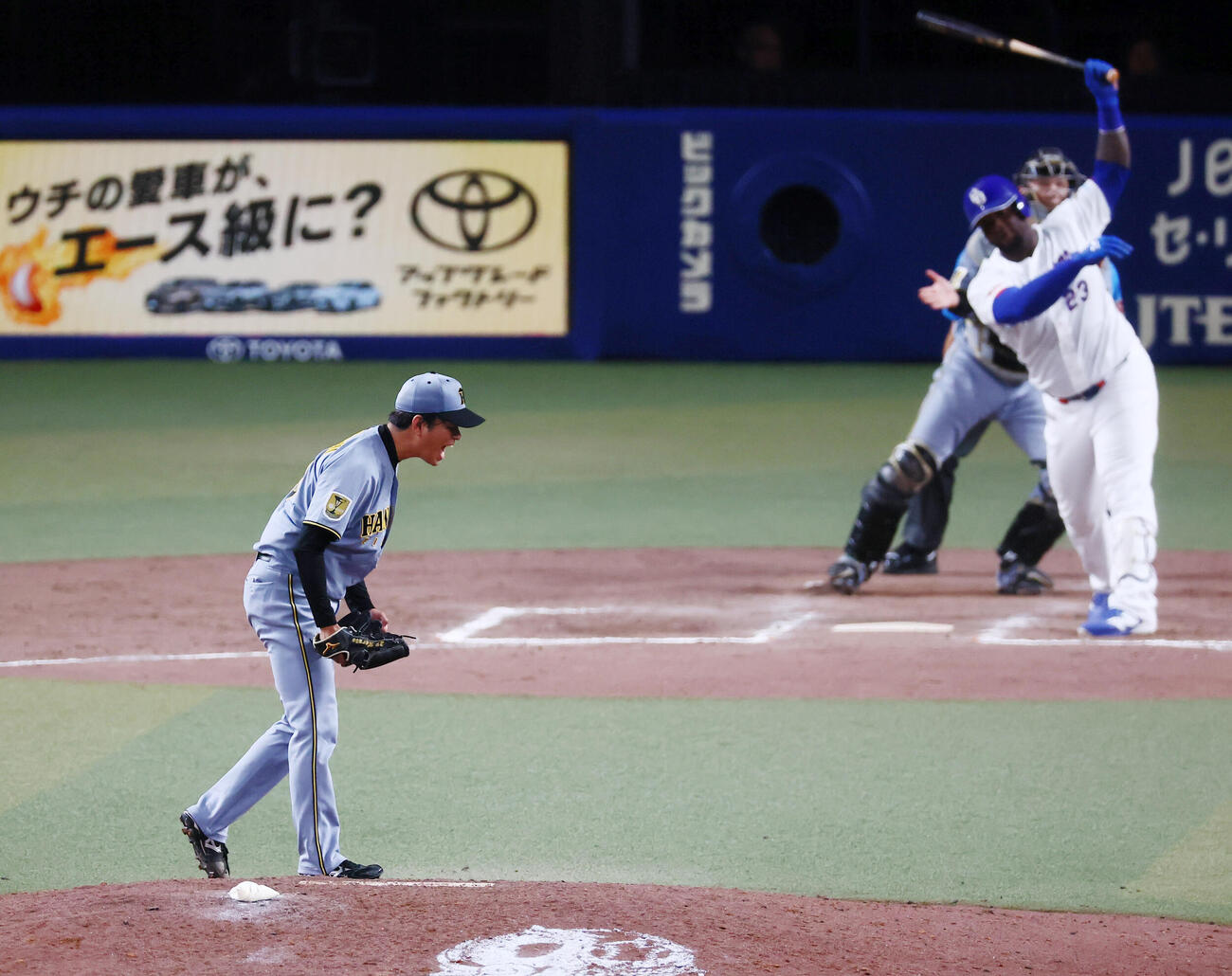 中日対阪神　8回裏中日2死一、二塁、高橋遥人はミゲル・サノーを三振に仕留めマウンドで雄たけびを上げる（撮影・加藤哉）
