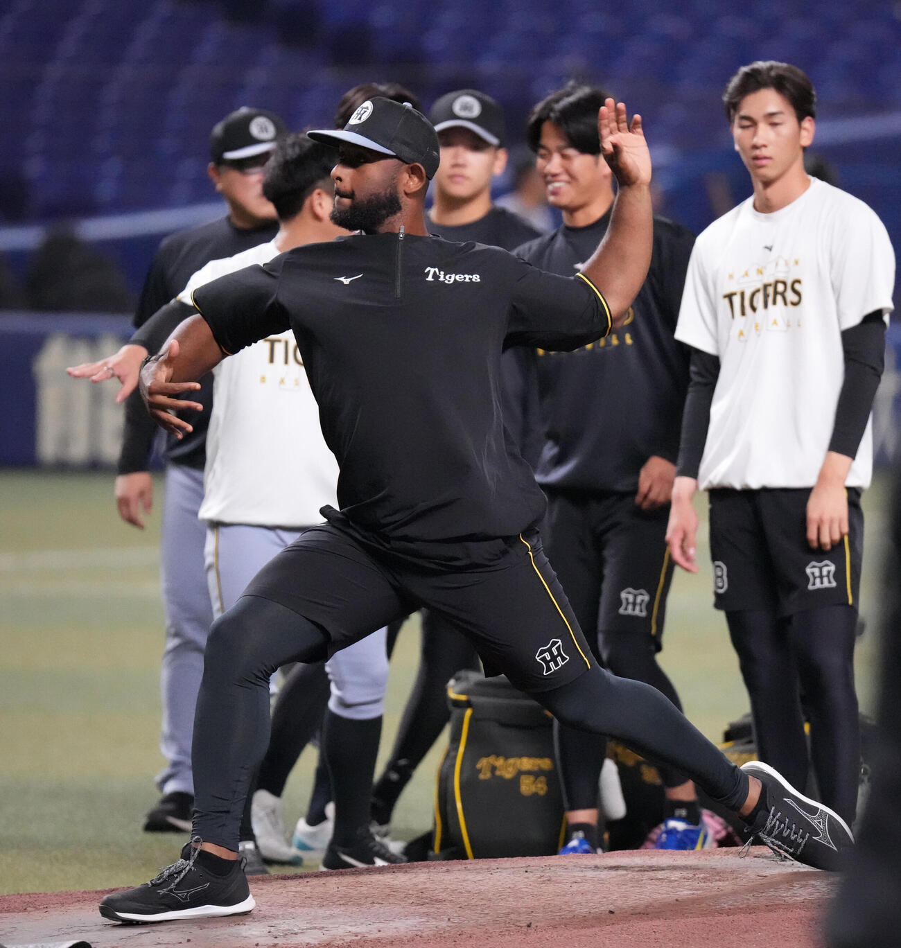 中日対阪神　試合前、アンダーソン・セベリーノ（中央）はマウンドの状態を確かめる（撮影・森本幸一）