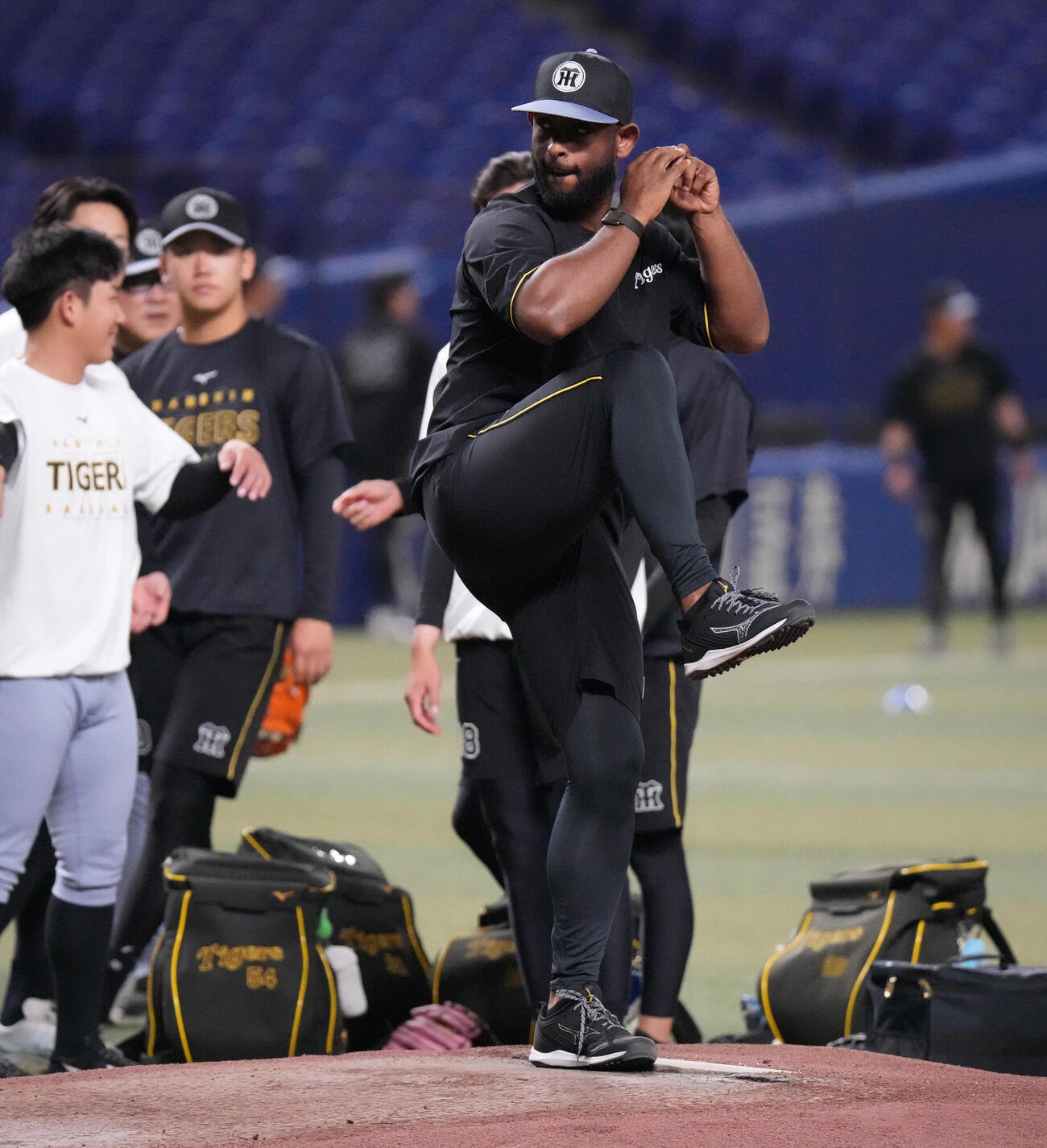 中日対阪神　試合前、アンダーソン・セベリーノ（右）はマウンドの状態を確かめる（撮影・森本幸一）