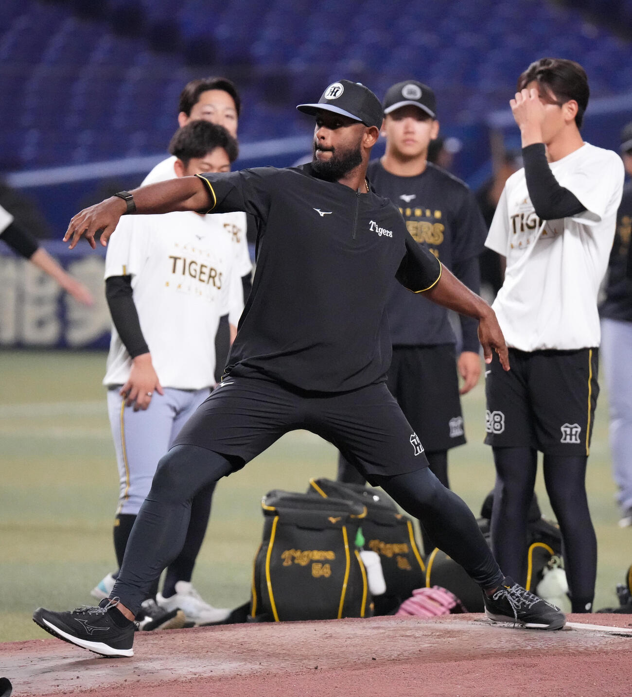 中日対阪神　試合前、アンダーソン・セベリーノ（中央）はマウンドの状態を確かめる（撮影・森本幸一）