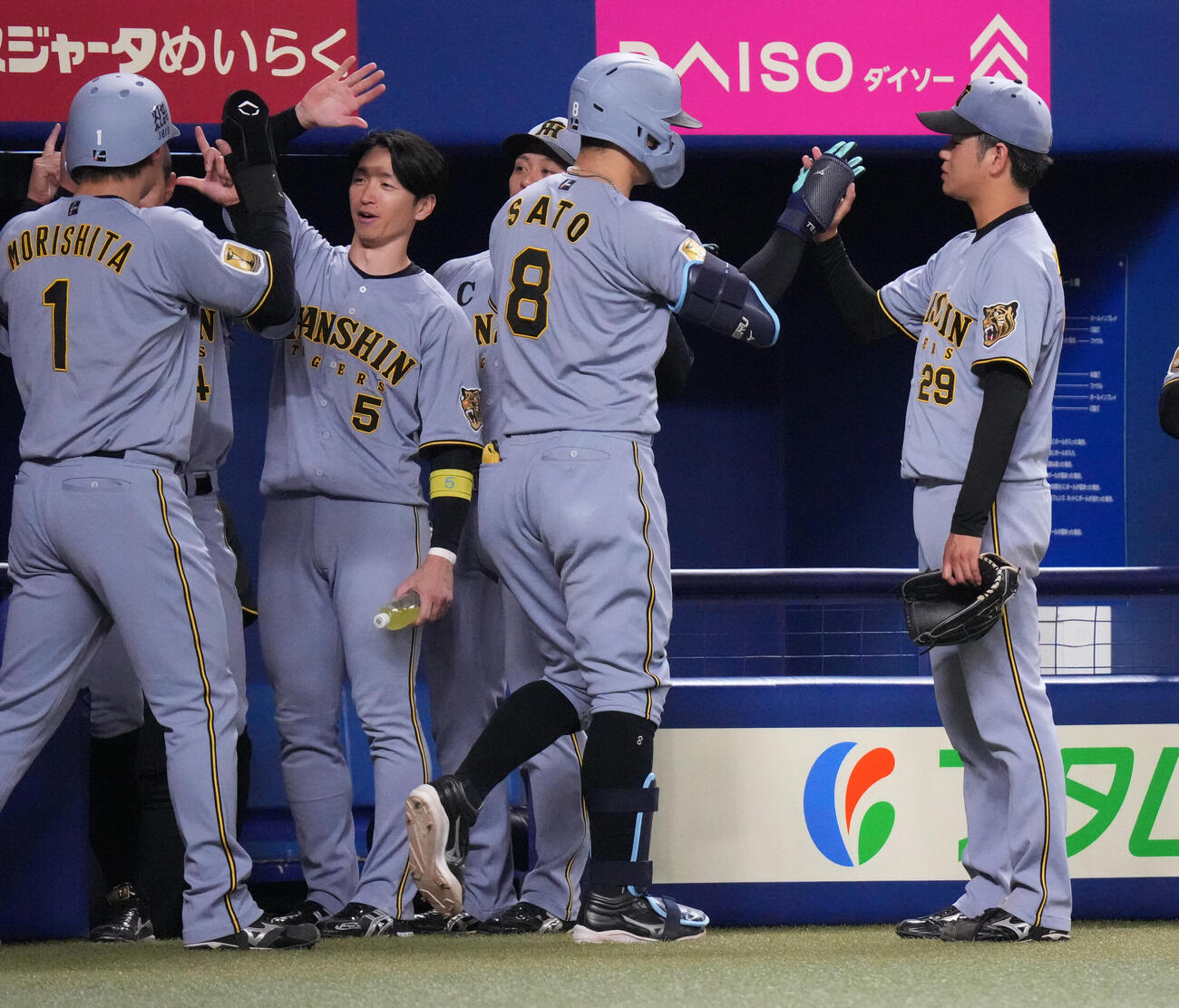 中日対阪神　8回表阪神1死一、二塁、高橋遥人（右）は3点本塁打を放った佐藤輝明を迎える（撮影・森本幸一）