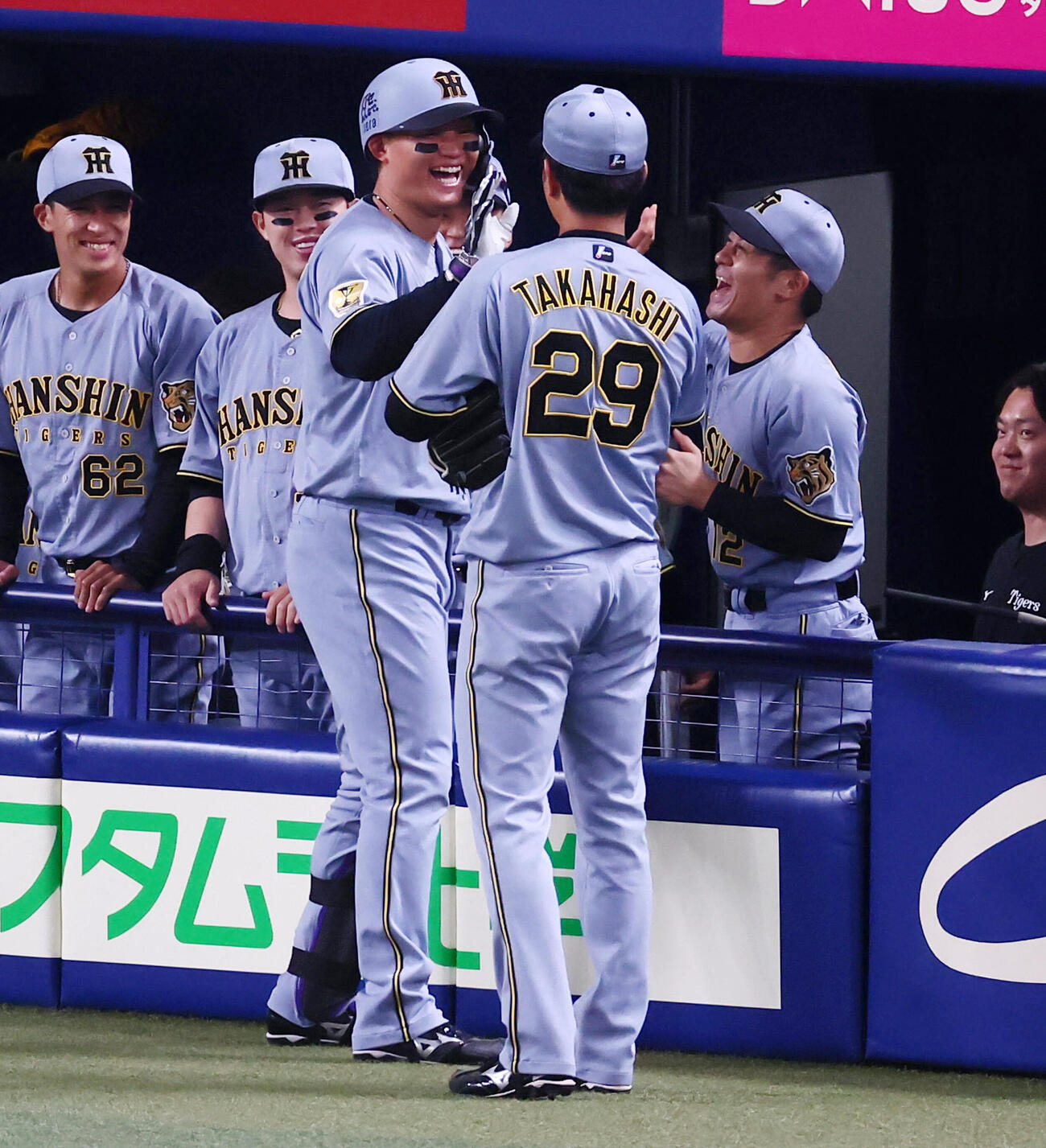 中日対阪神　1回表阪神2死、森下翔太は先制ソロ本塁打を放ちベンチ前で笑顔を見せて高橋遥人（右）とタッチ（撮影・加藤哉）