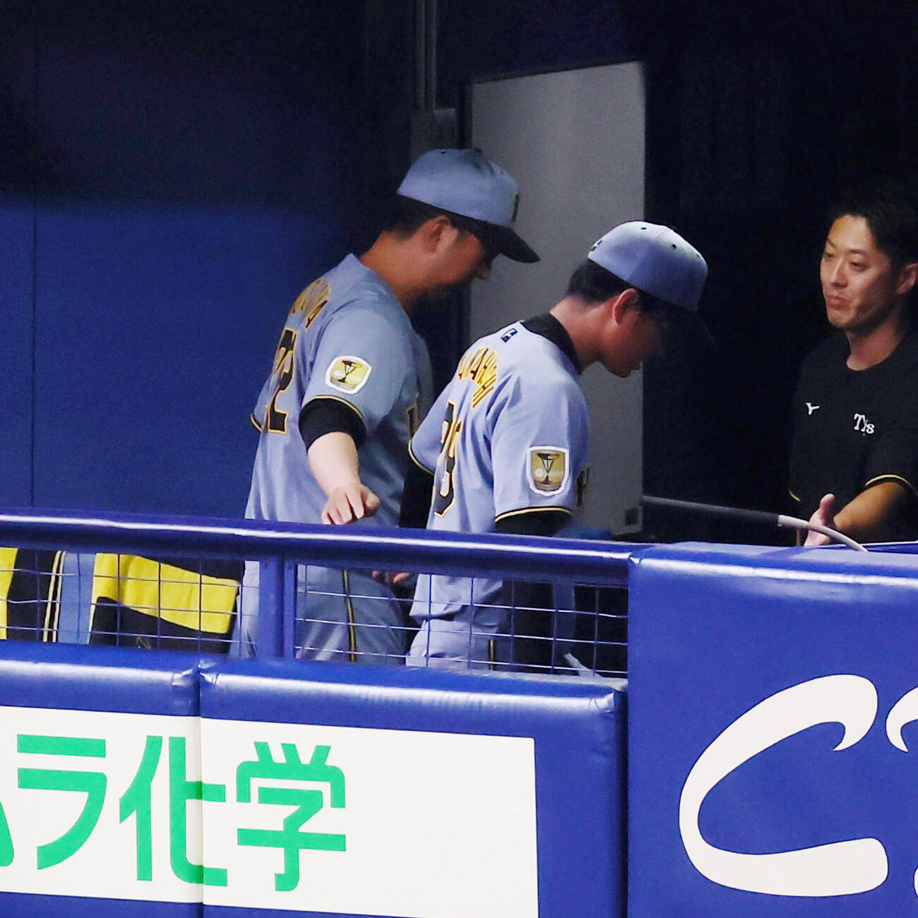 中日対阪神　8回裏の登板を終えた阪神高橋遥人（右）にベンチの中で声をかける藤川球児監督（撮影・加藤哉）