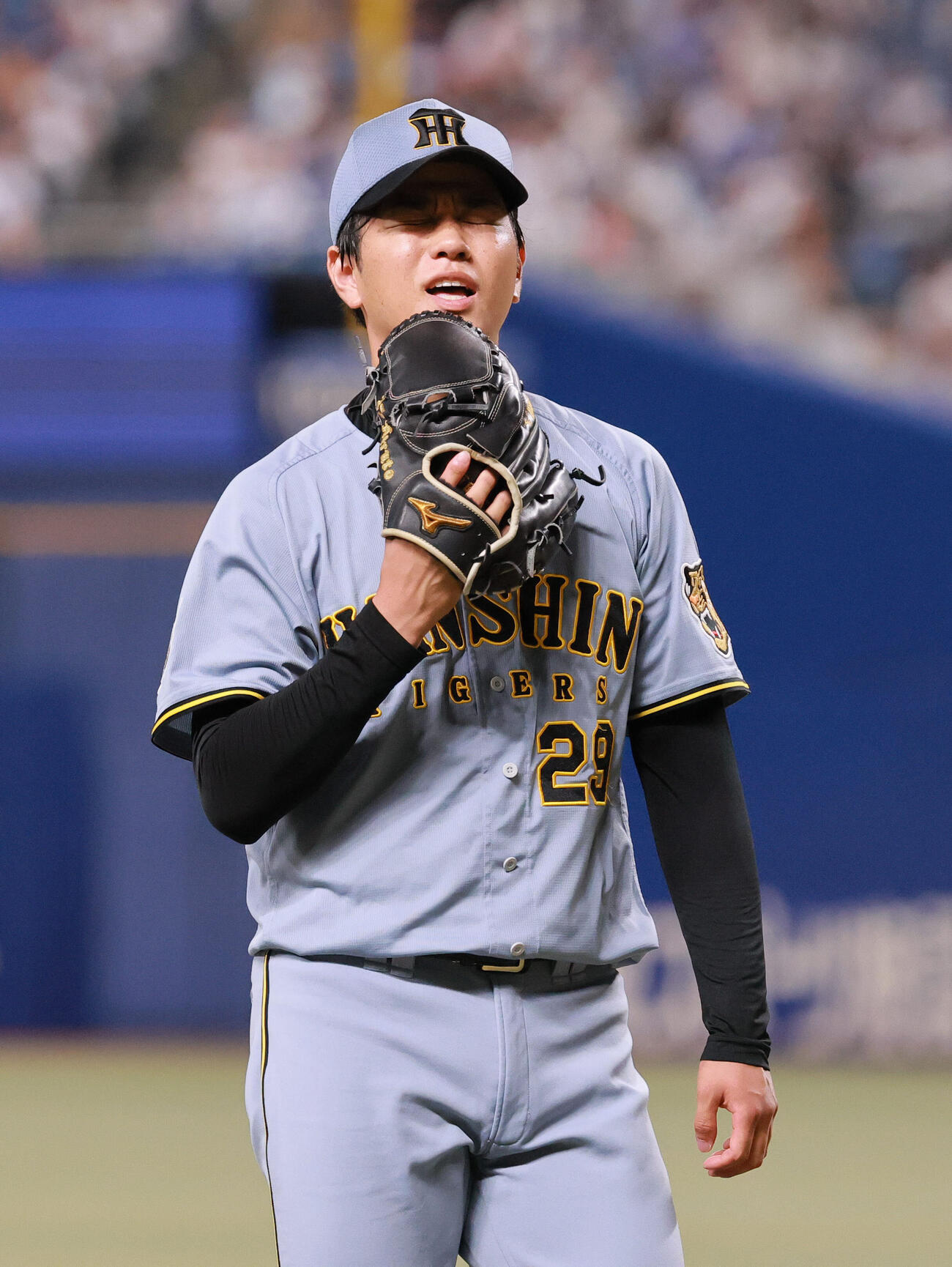 中日対阪神　6回裏の投球を終え悔しげにベンチへ向かう高橋遥人（撮影・上山淳一）